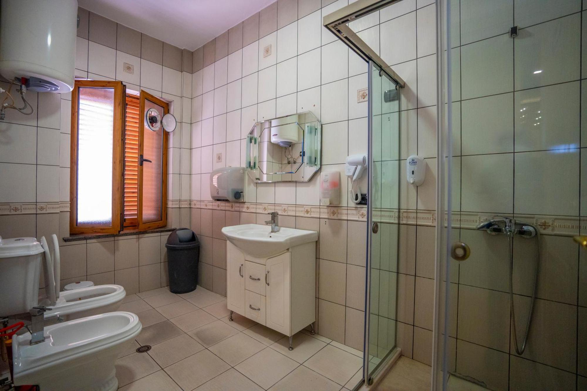 Terrace Hostel & Lounge Bar Shkoder Luaran gambar